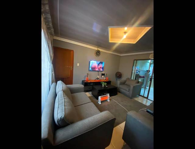 2 BEDROOM HOUSE FOR SALE IN TSAKANE EXT 5